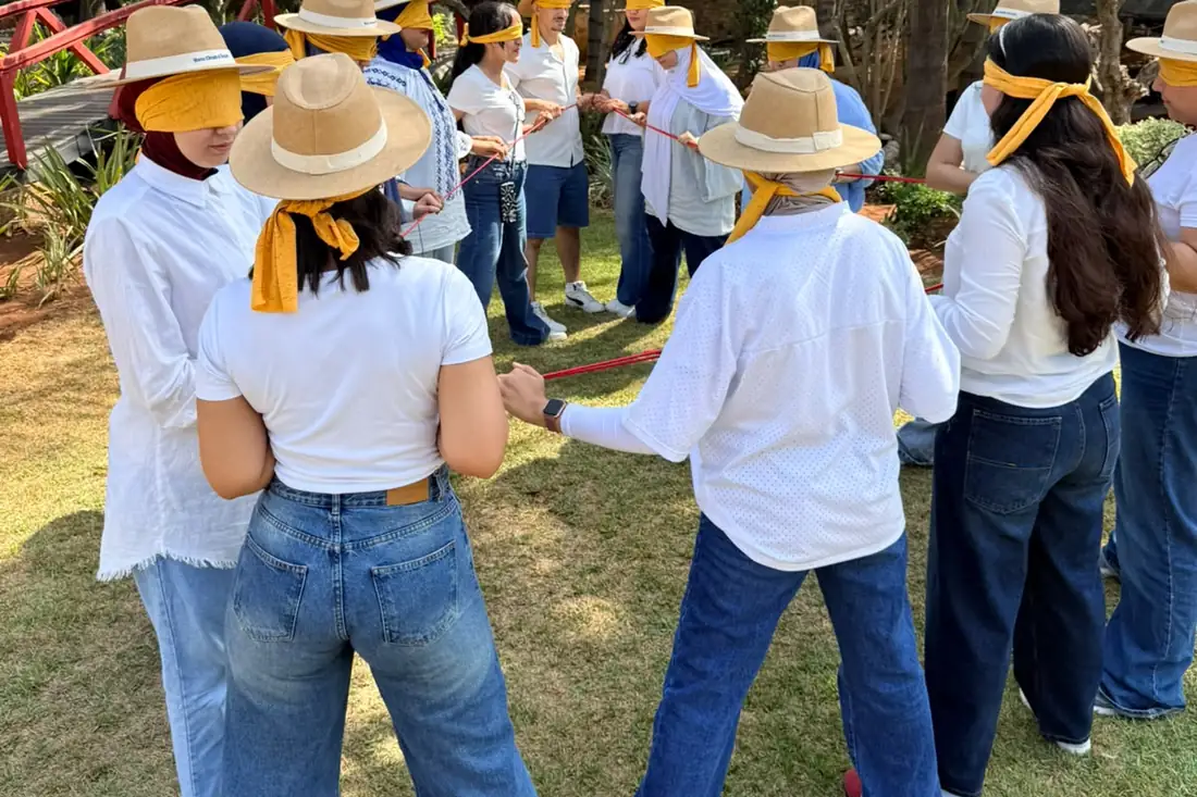 Le cercle se reforme, chacun tenant la corde, la plupart des participants les yeux bandés.